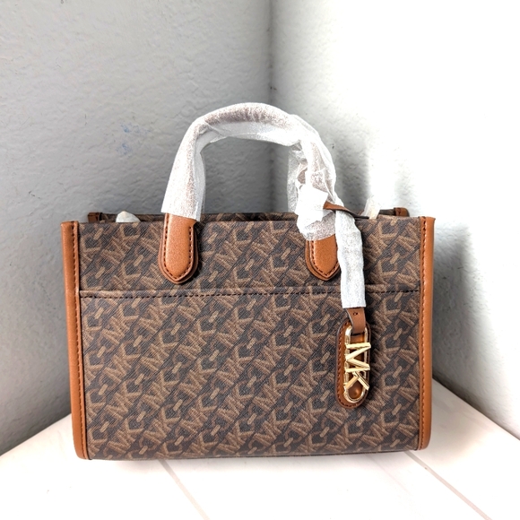 NWT Michael Kors Gigi Small Empire Signature Logo Messenger Bag In Brown - Picture 1 of 5